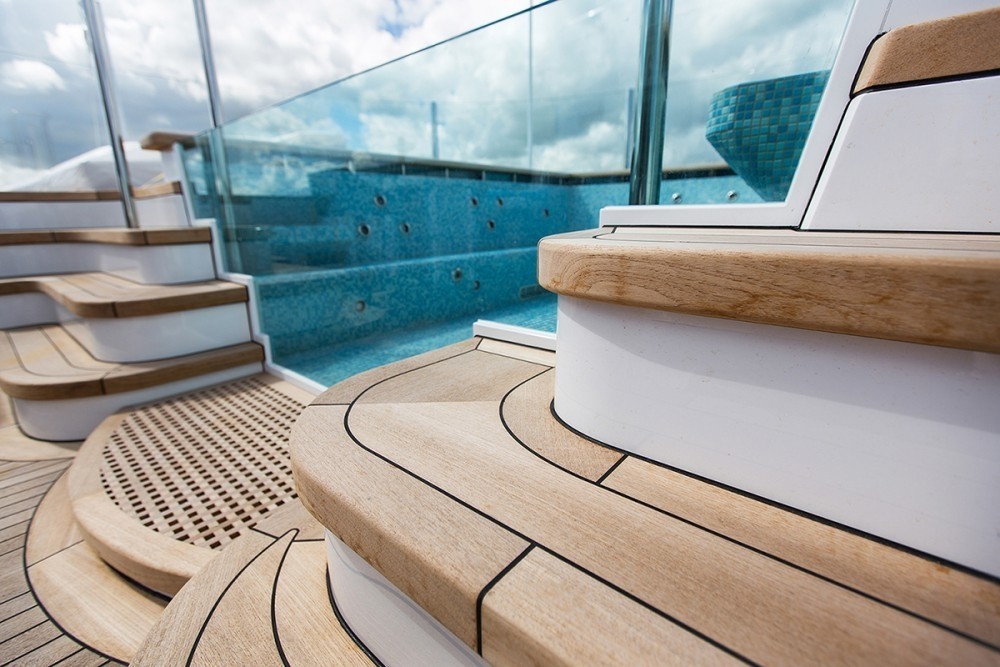 Life On Yacht AQUILA