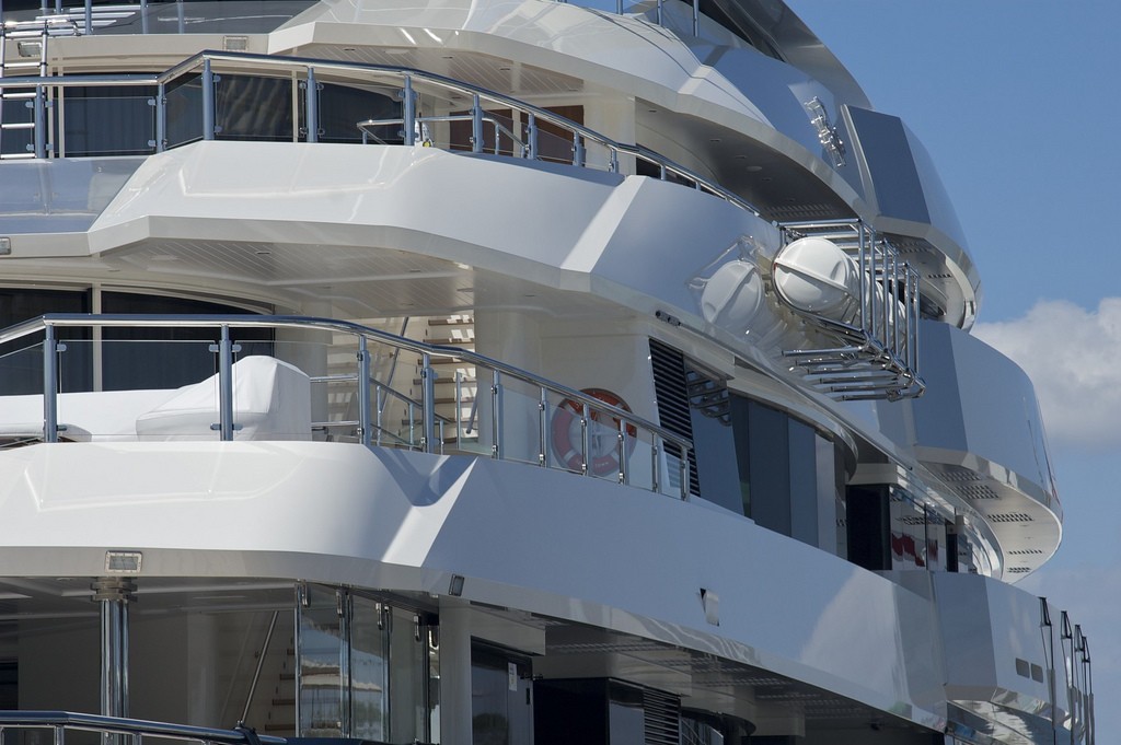 Close Up: Yacht SEVEN SEAS's Forward Aspect Photograph