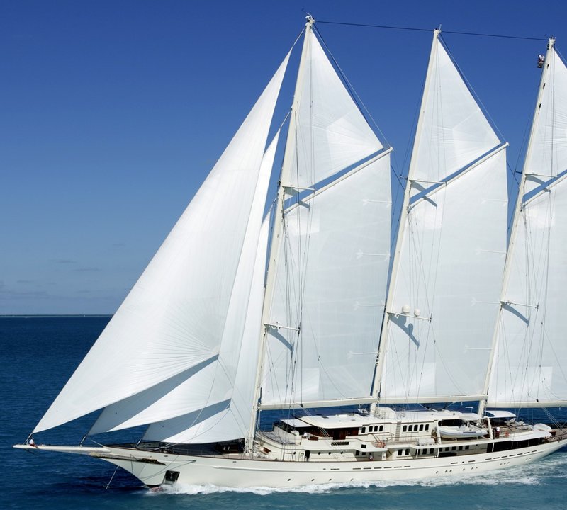 Profile Aspect: Yacht ATHENA's Cruising Photograph