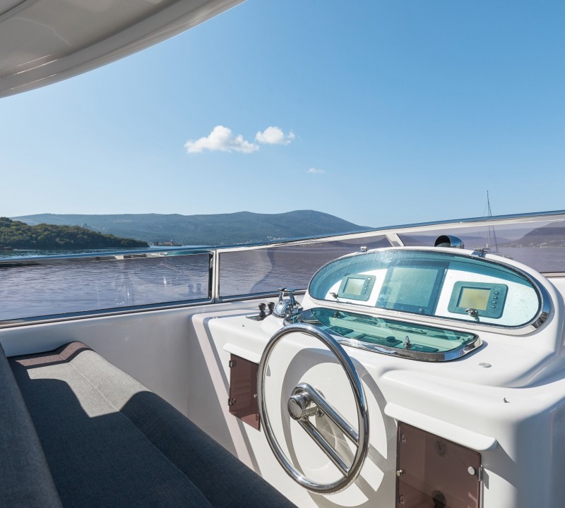 Sundeck helm