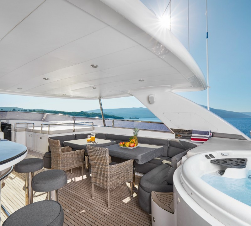 Sundeck and jacuzzi