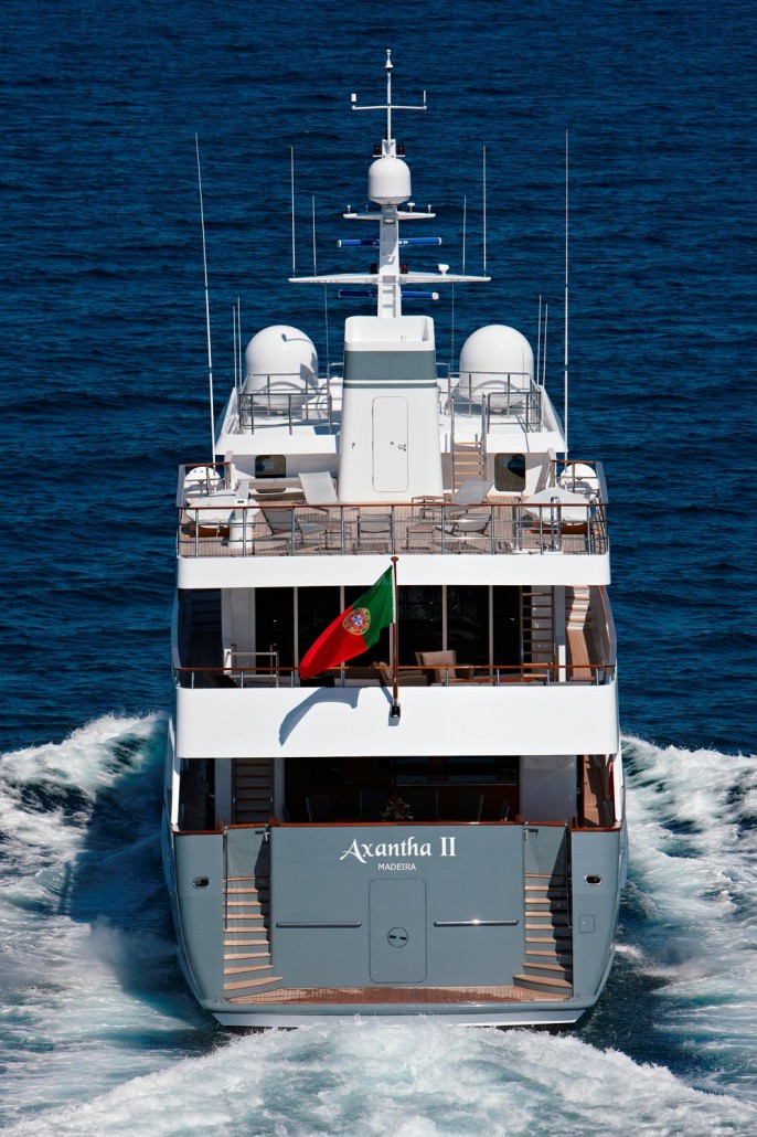 AXA110626_308