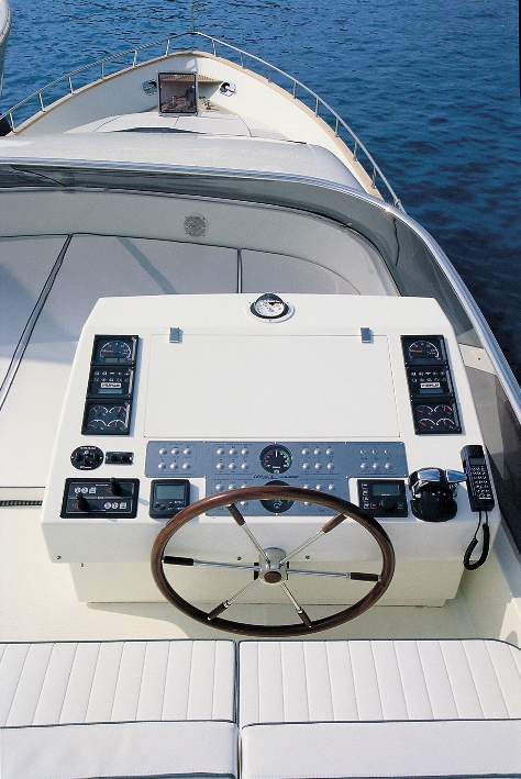 Amer 86 JAUNI -  Flybridge Helm