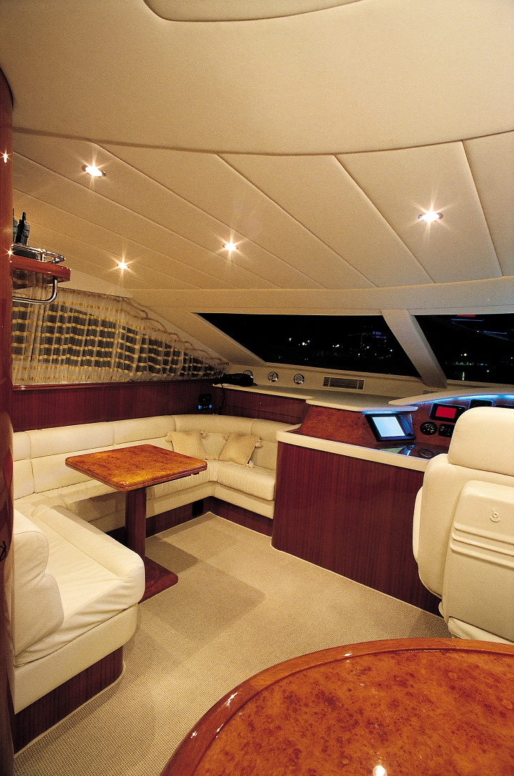 Amer 86 JAUNI -  Forward Dining and Helm