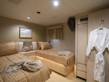 CHRISTINE -   Twin Cabin