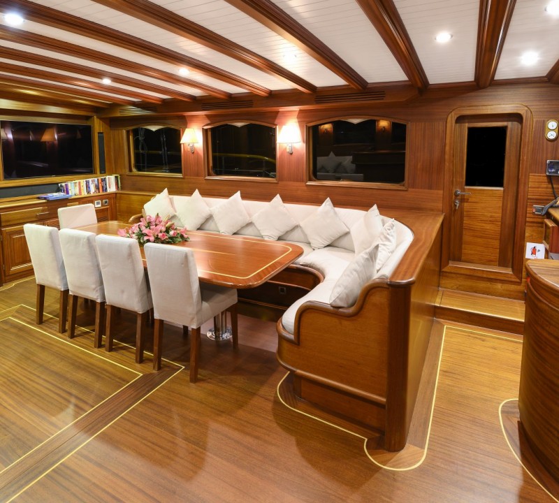 Salon dining