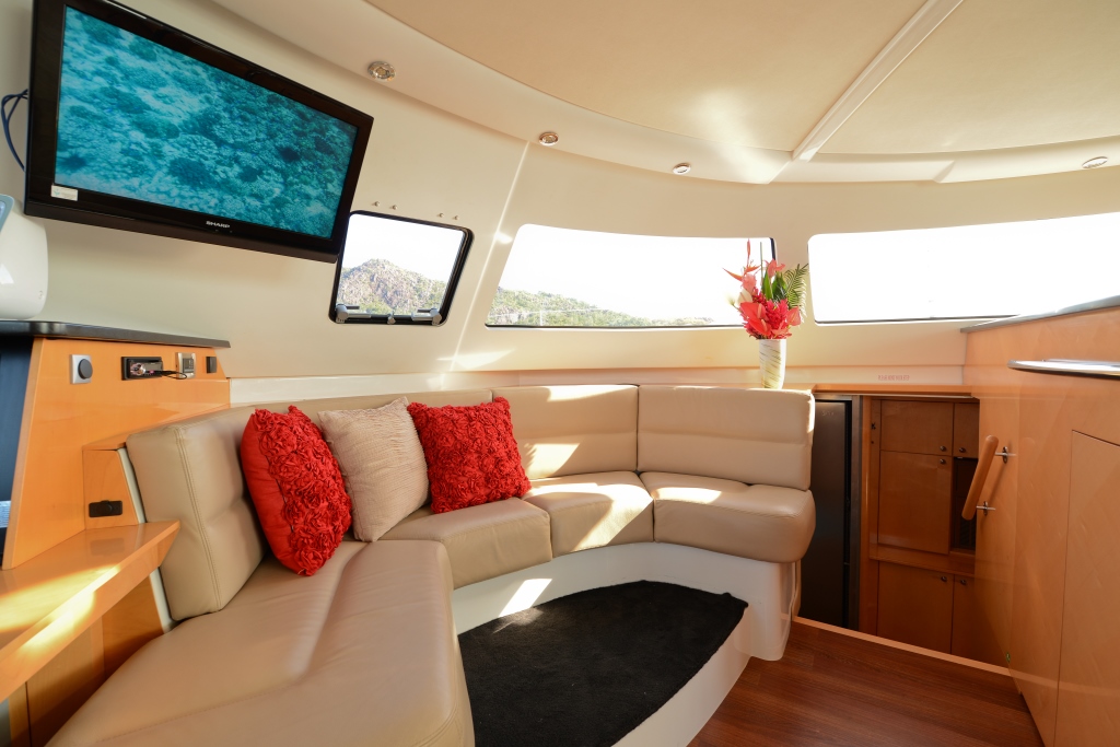 Catamaran NKALINDAU -  Salon Seating
