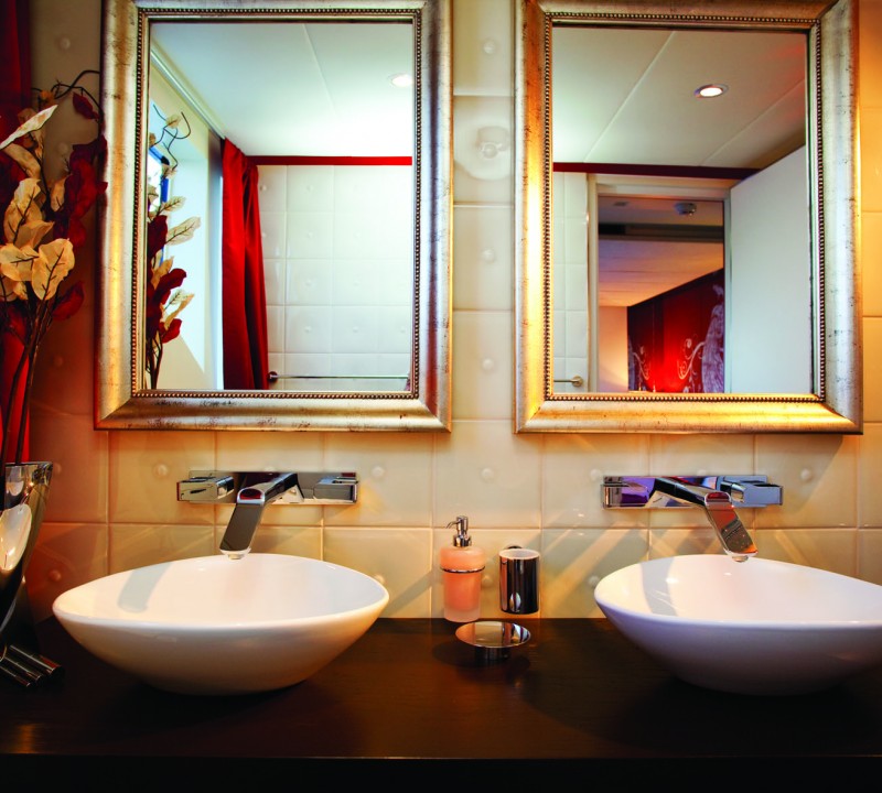 Chic cabin bathroom - Superyacht JoyMe - Interior by Standby - Builder Phillip Zepter Yachts