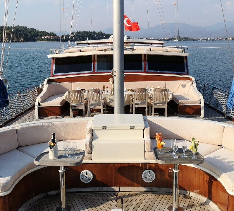 Foredeck seating