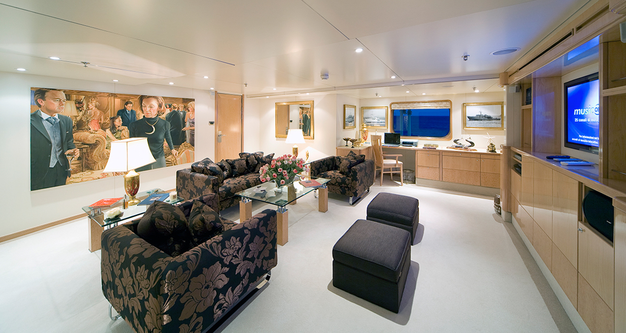 Darwin Cabin - Master Salon