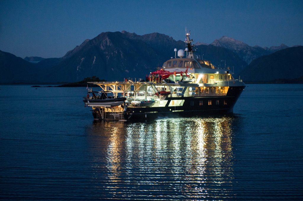 Explorer Yacht ATMOSPHERE - At Night