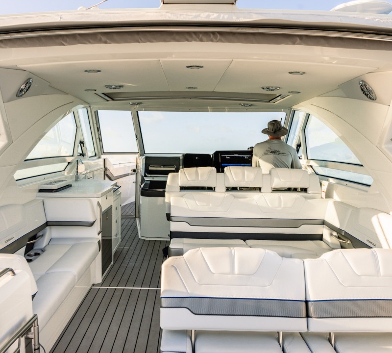 Formula 400 Super Sport Crossover Tender Seating