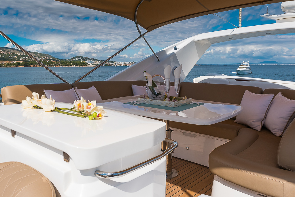 Upper deck dining