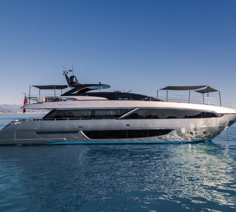 HP6 Luxury Yacht