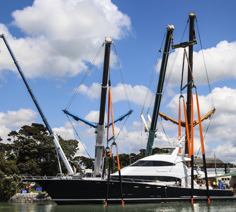Hull 1015 On The Water