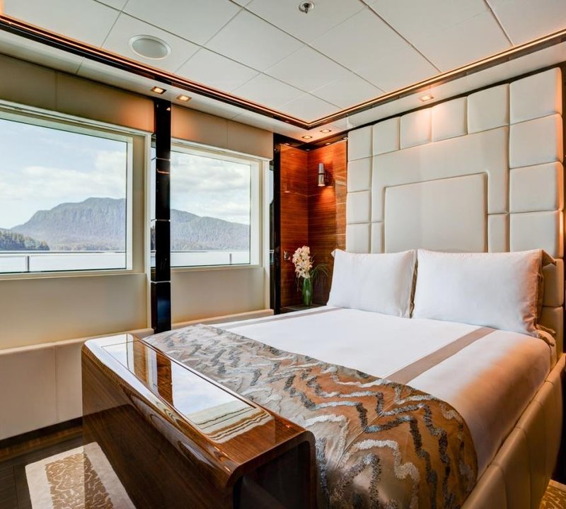 Icon Motor Yacht PARTY GIRL - Upper level queen cabin