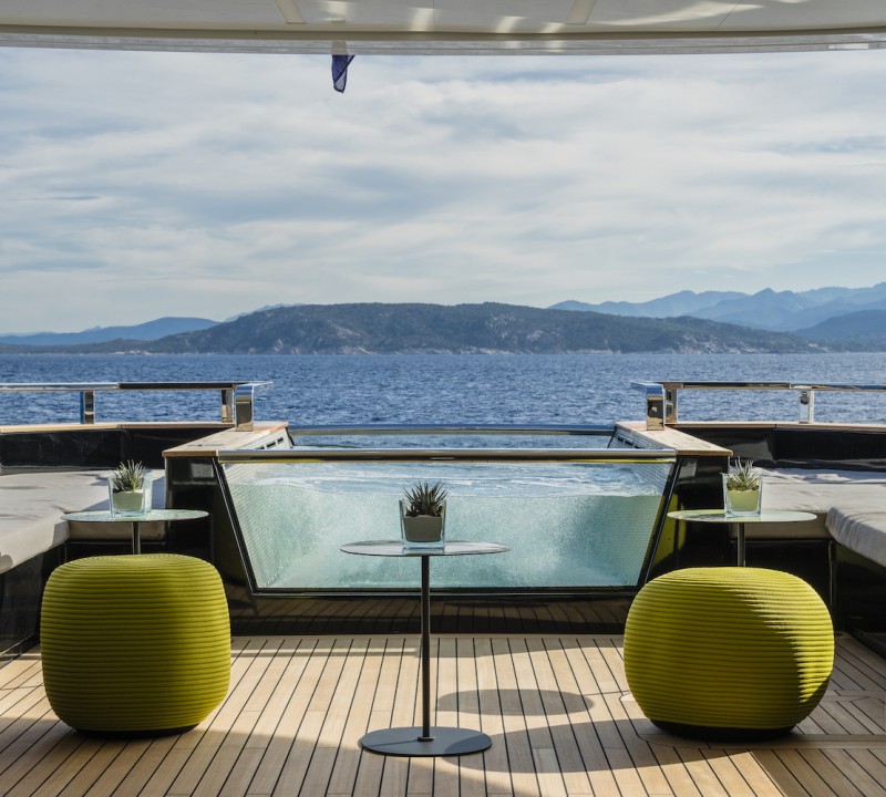 Jacuzzi Aft