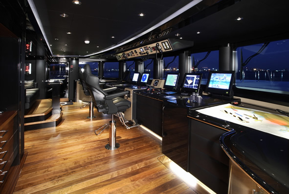 Luxury yacht Talisman C Wheelhouse