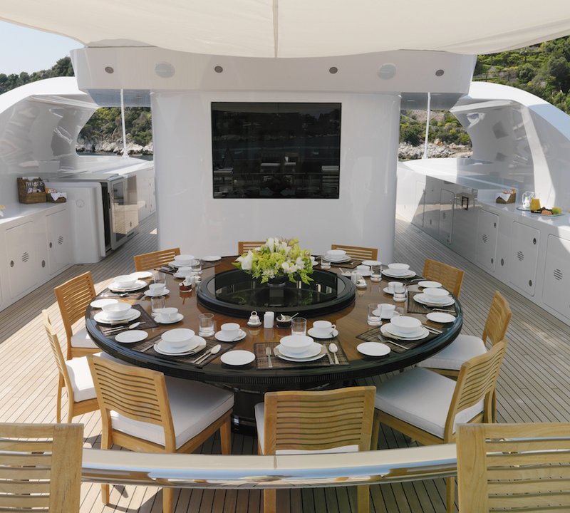 MEAMINA flybridge outdoor dining - Photo Benetti