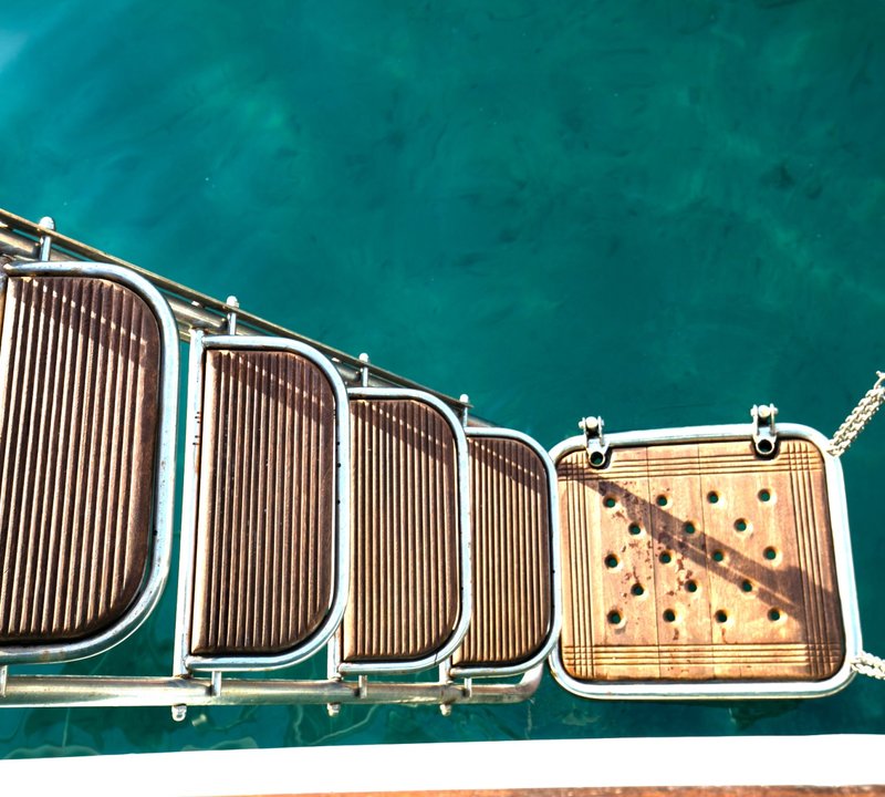 Boarding steps with swim platform