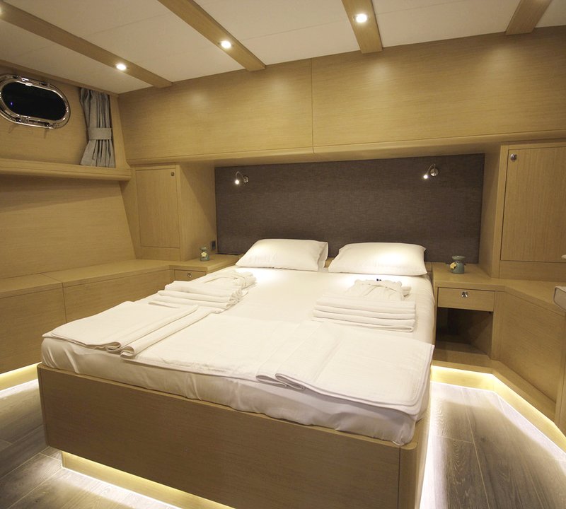 Full beam guest cabin