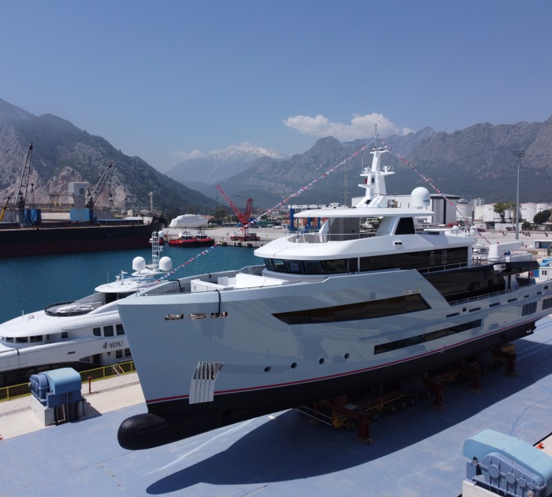 Super yacht HEEUS