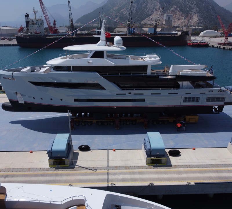 Luxury yacht HEEUS