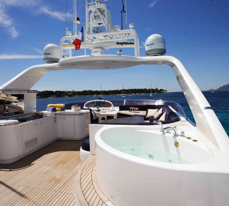 Sundeck with jacuzzi