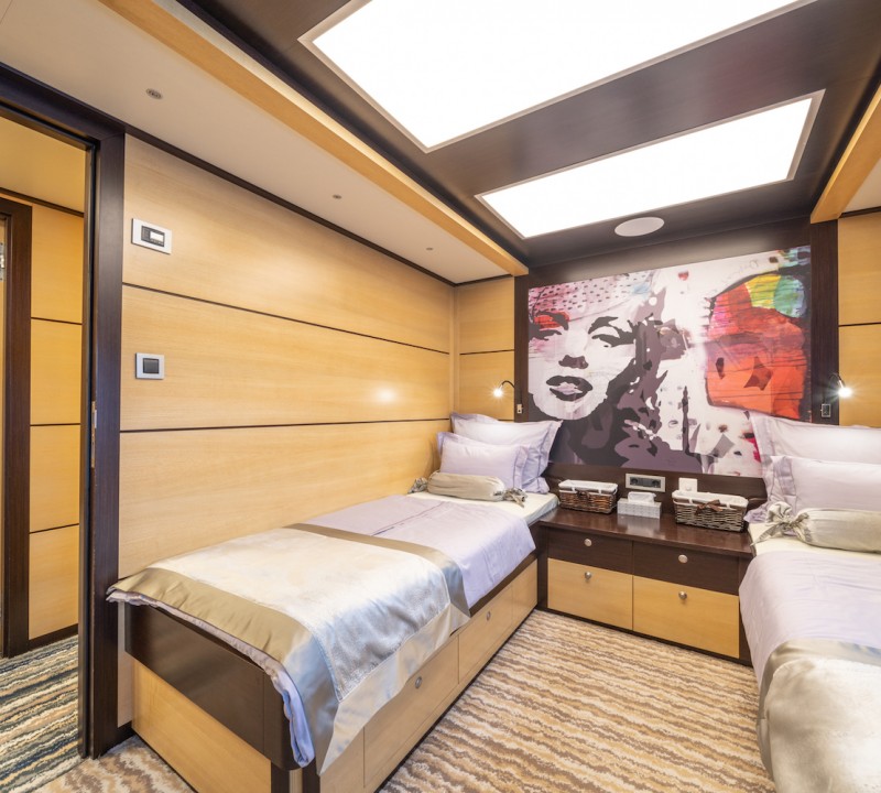 Marilyn Twin Cabin