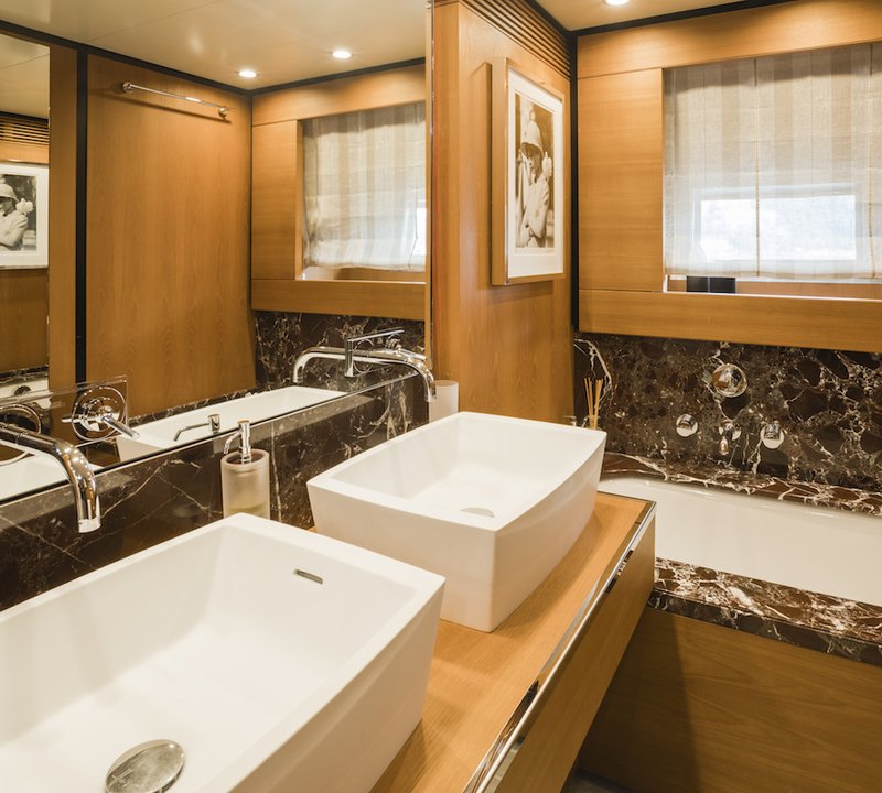 Master Ensuite (2)