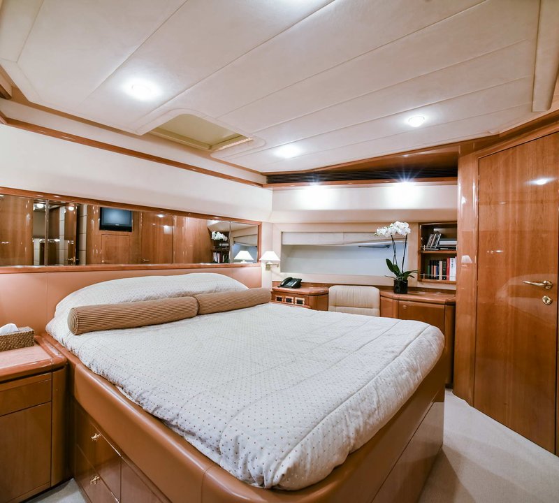 Motor Yacht DAY OFF - Guest cabin