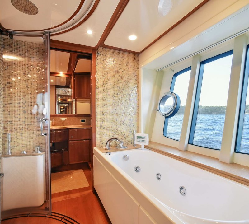 Motor Yacht DAY OFF - Large ensuite