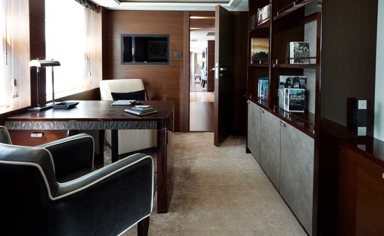 Motor Yacht IMPERIAL PRINCESS BEATRICE By Sunseeker - Desk