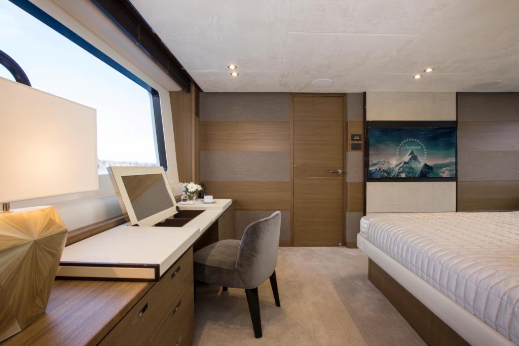 Motor Yacht LA VIE - Master desk