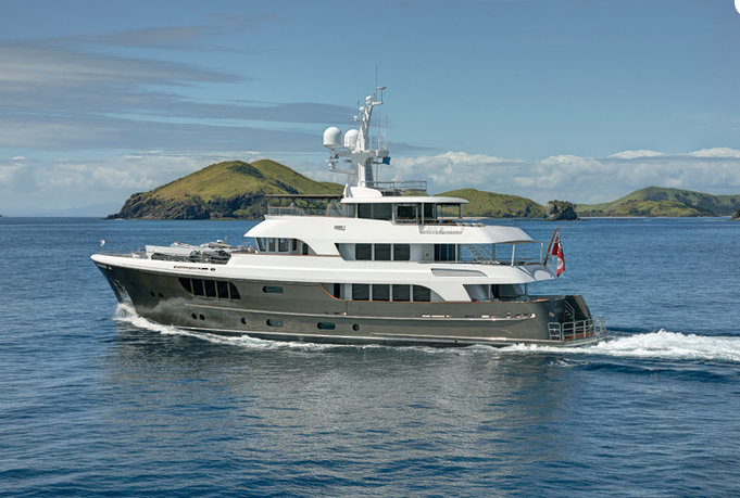 Motor yacht CaryAli - side view