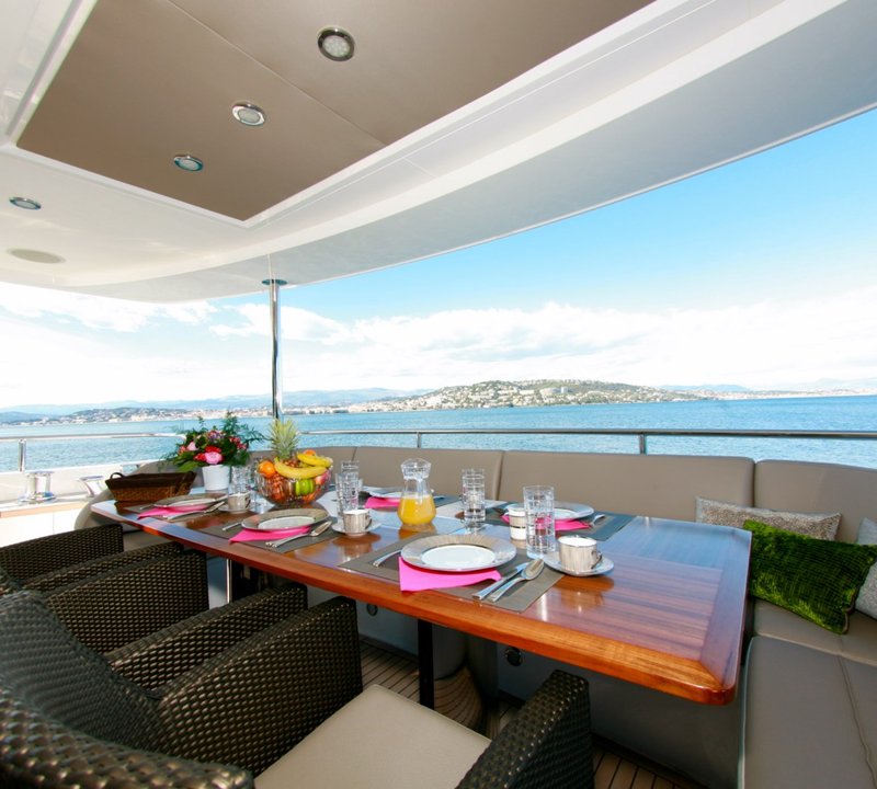 Motor yacht LADY BEATRICE - Aft Deck Dining