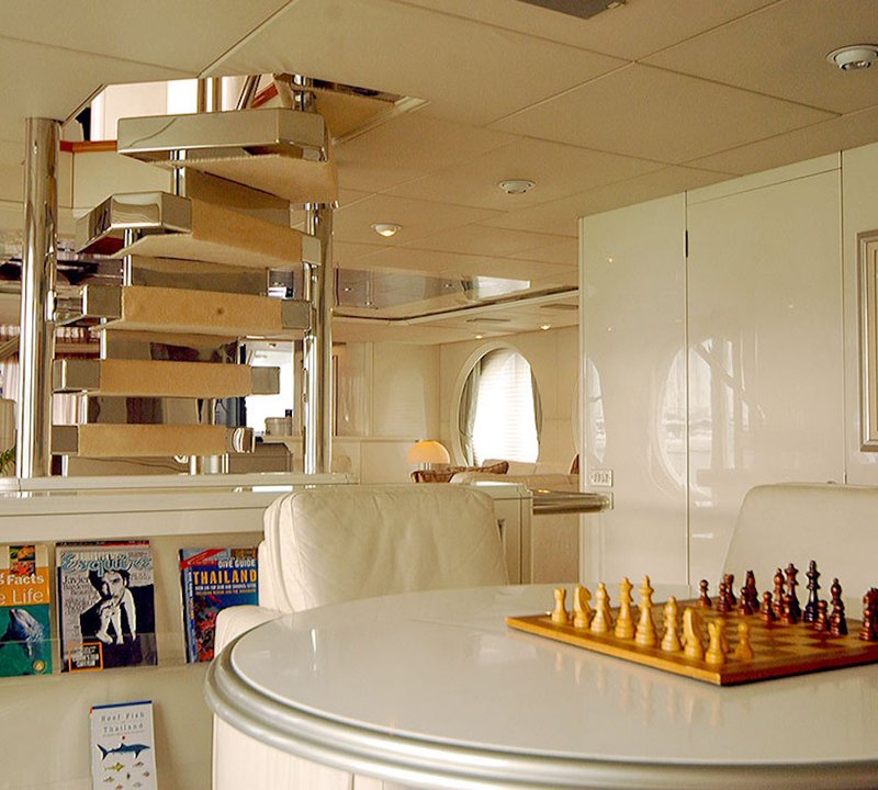 Motor Yacht Lady Arraya -  Salon Games Table