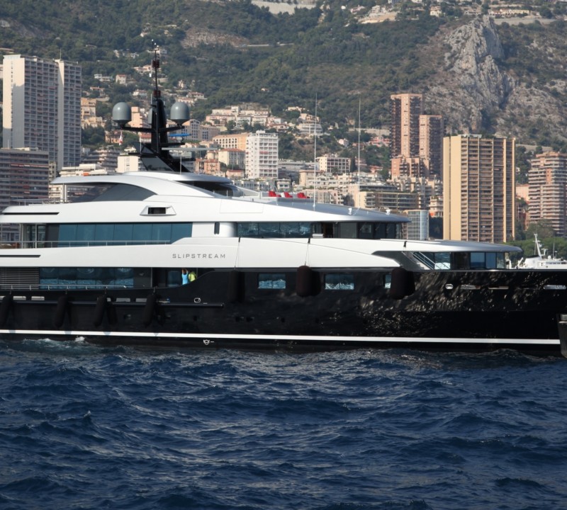 Motor yacht slipstream