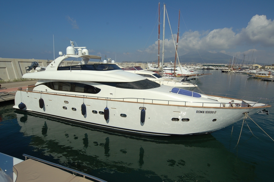 NEVER ONE - Yacht