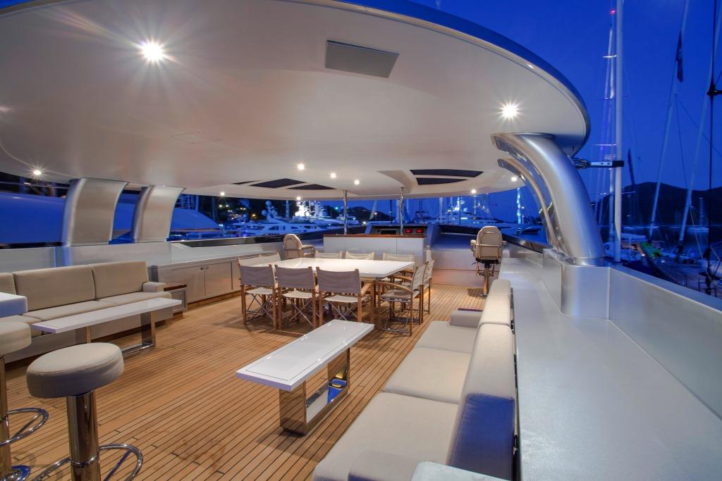 POLLY - Sundeck view forward