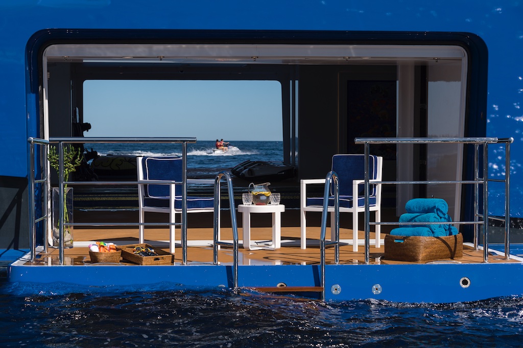 QUEEN MIRI - Side Deck Water Toys