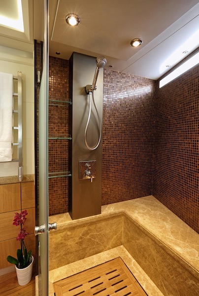 Quaranta yacht - Master ensuite shower