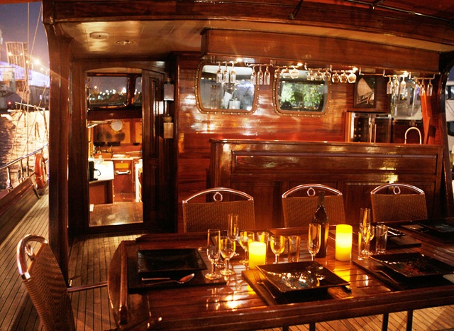 Quasart -  Dining at night