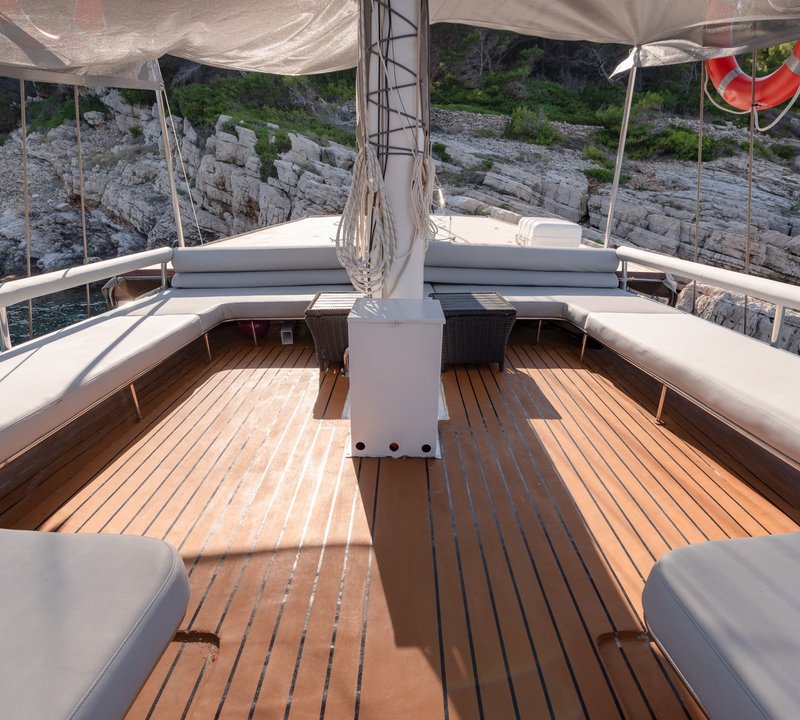 Upper deck