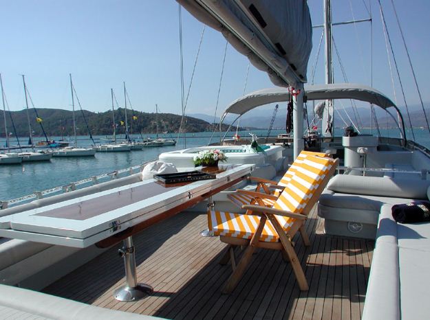 SUHEYLA SULTAN - Flybridge Dining and Spa Pool