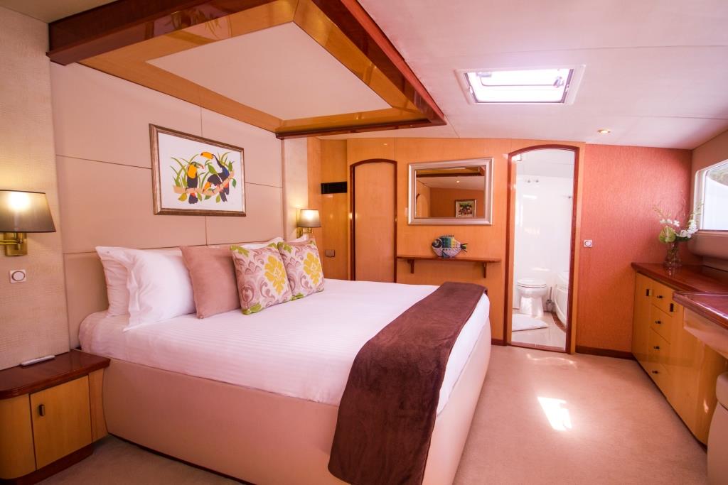 SY KINGS RANSOM - Master stateroom view to port