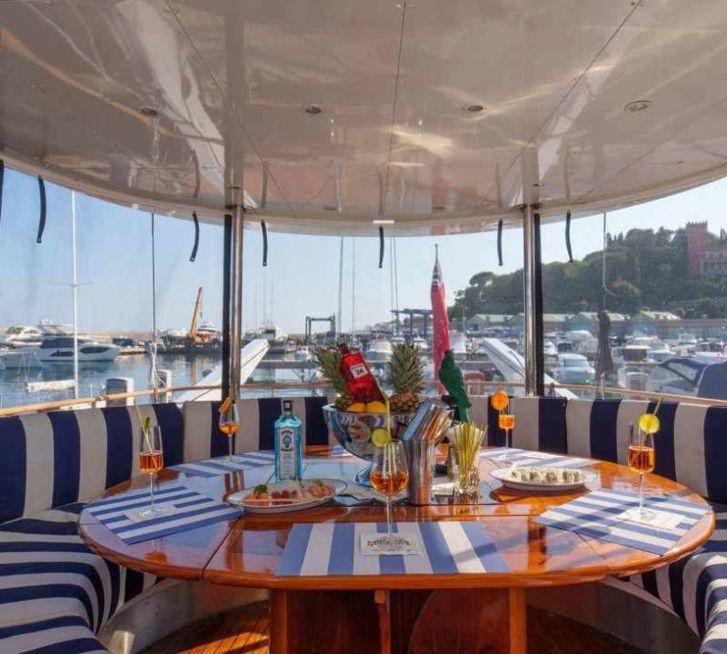 Aft cockpit dining