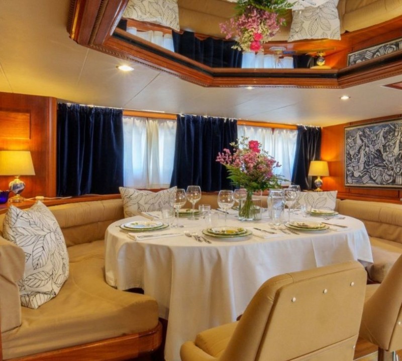 Main salon dining