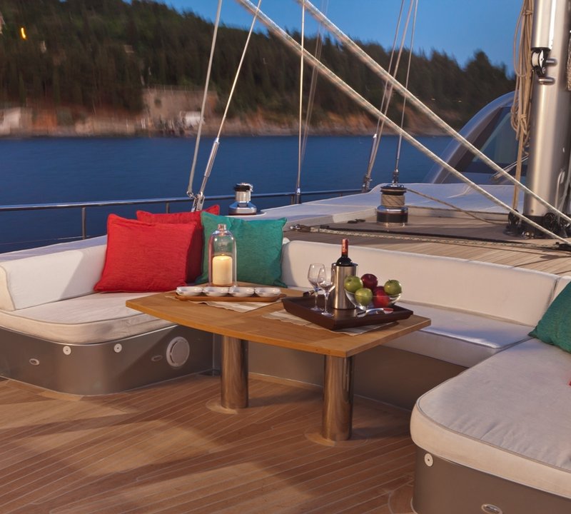 Sailing yacht Merlin -  Foredeck seating
