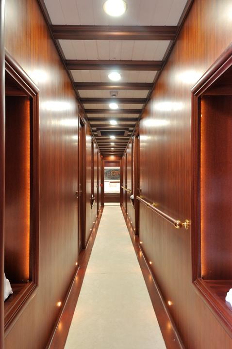 Sailing yacht REGINA - Hallway